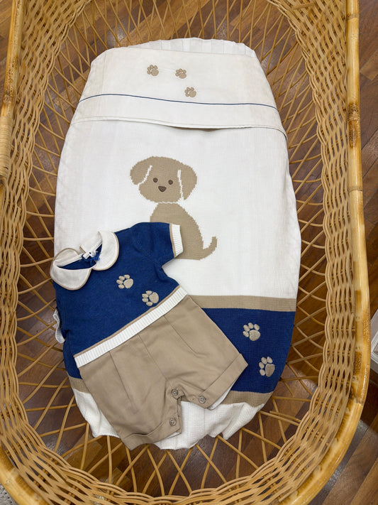 Coordinato nascita Colori Chiari in filo blu bianco e beige con decorazione di cane con zampette lenzuolino coperta e pagliaccetto