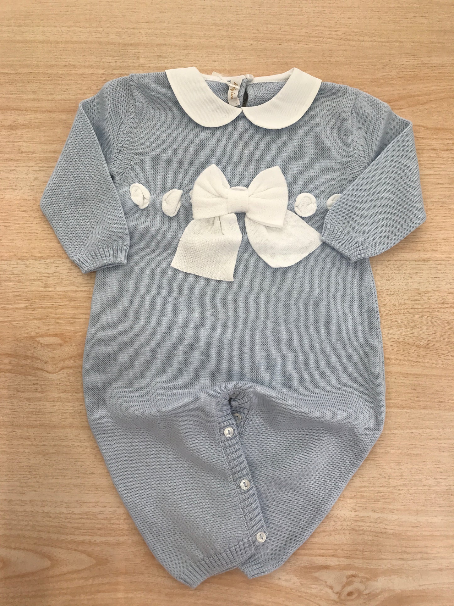 Tutina Baby Lord in filo manica lunga gamba lunga con collo tondo bianco con passanastro e fiocco sul davanti
