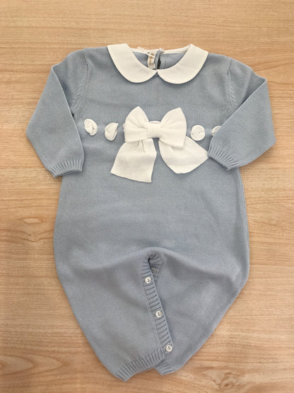 Tutina Baby Lord in filo manica lunga gamba lunga con collo tondo bianco con passanastro e fiocco sul davanti
