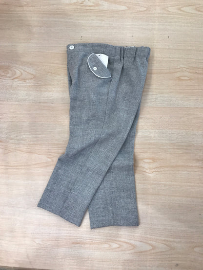 Completo Paz Rodriguez pantalone lungo grigio con camicia bianca a pois con cardigan grigio in lana