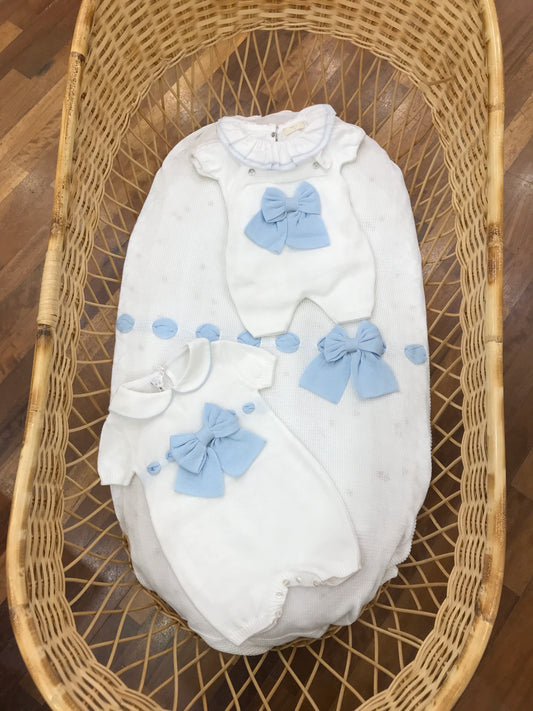 Coordinato nascita gemellini Baby Lord in filo bianco con passanastro e fiocchi celesti coperta pagliaccetto con salopette abbinata con body