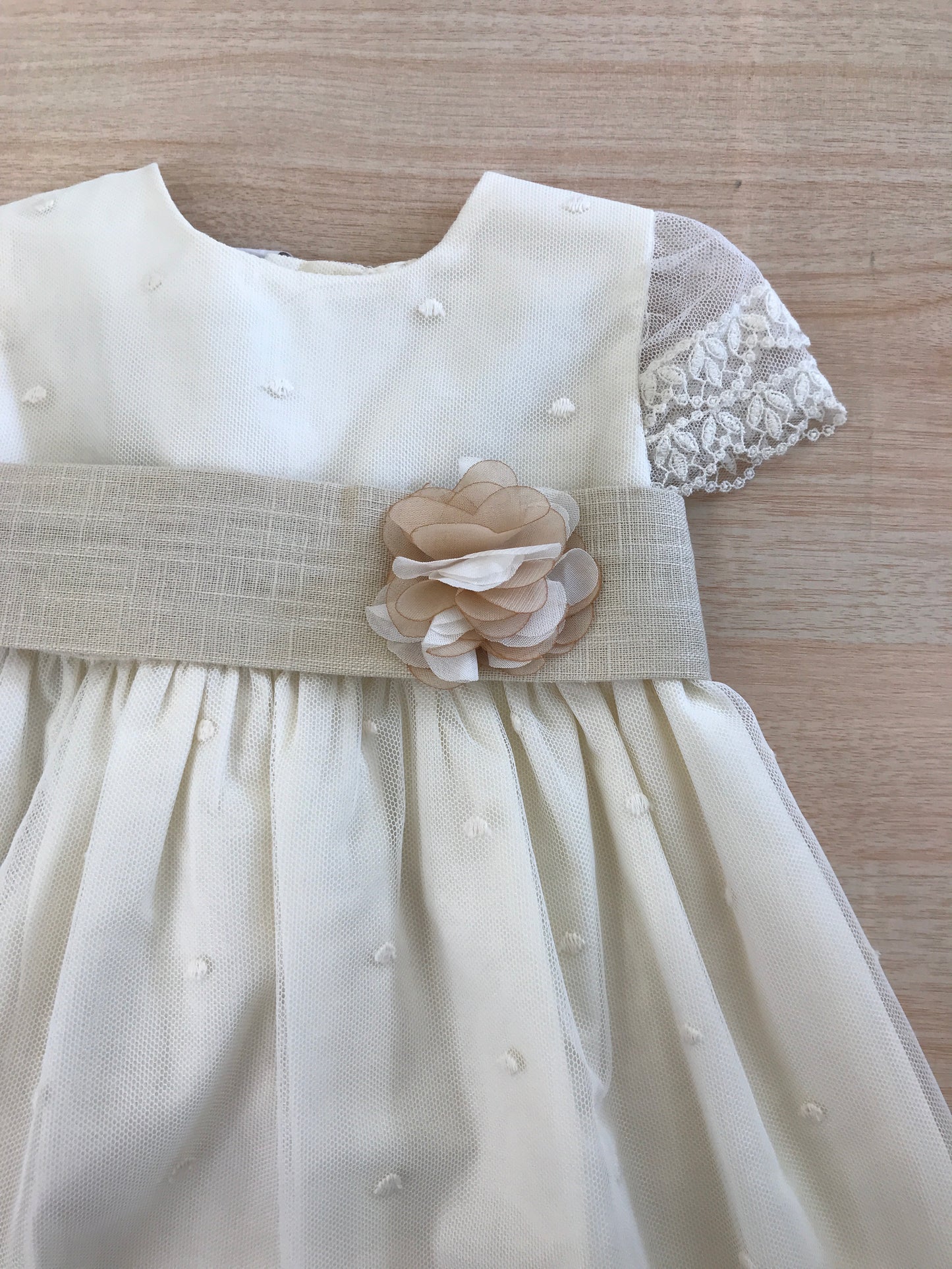 Abito Paz Rodriguez in cotone mezza manica velata con ricami e fascia in vita con applicazione di fiore