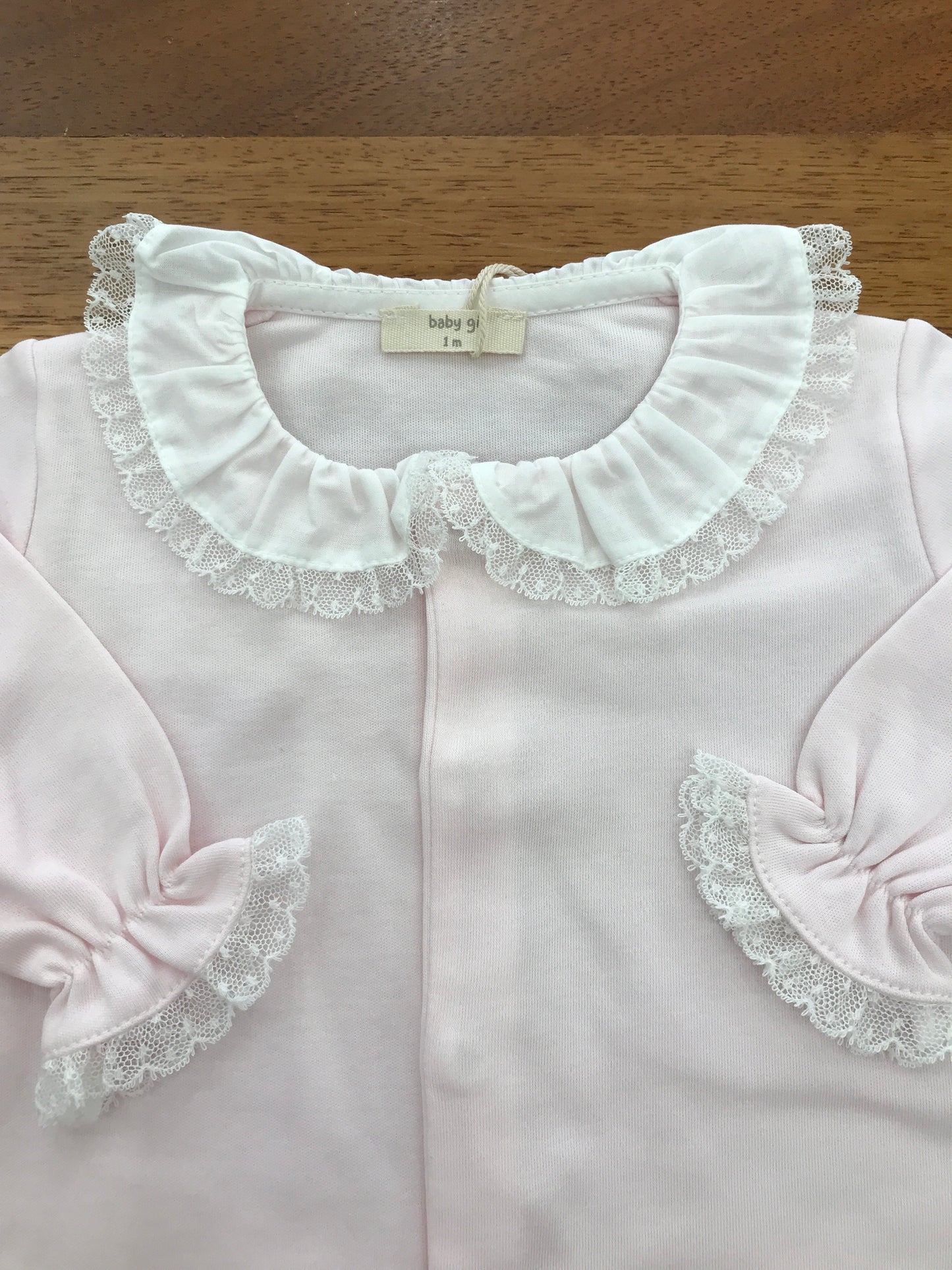 Tutina Baby Gi in cotone rosa manica lunga gamba lunga collo con rusche rifinita da pizzo bianco