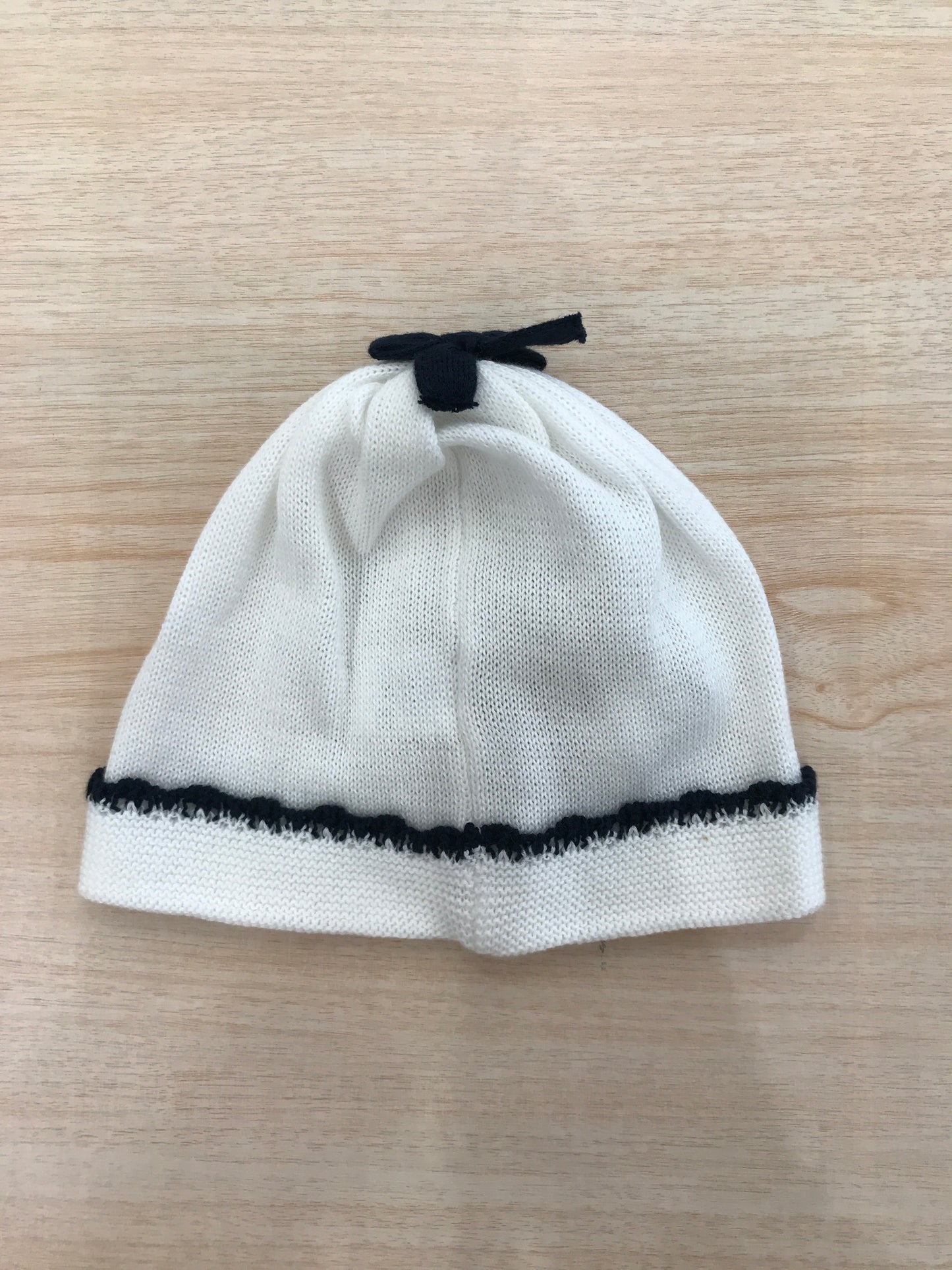 Cappello Baby Lord in filo bianco con ricami in blu scuro
