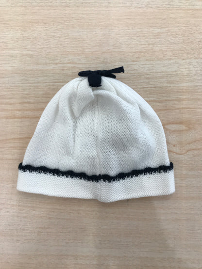 Cappello Baby Lord in filo bianco con ricami in blu scuro