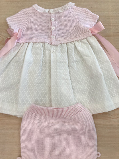 Abito PCS con corpetto in filo rosa mezza manica con fiocchetti alterali con gonna bianca con culotte