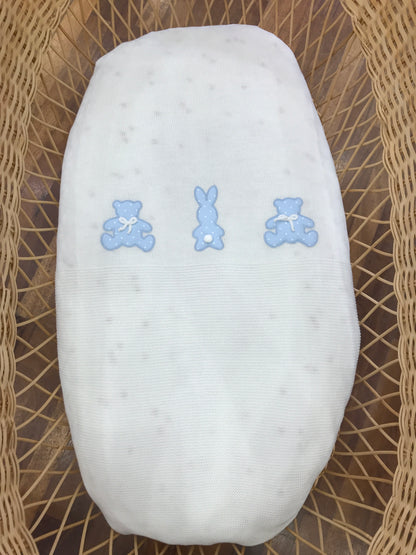 Coperta Baby Lord in lana panna con applicazione di orsetti e coniglio celeste a pois
