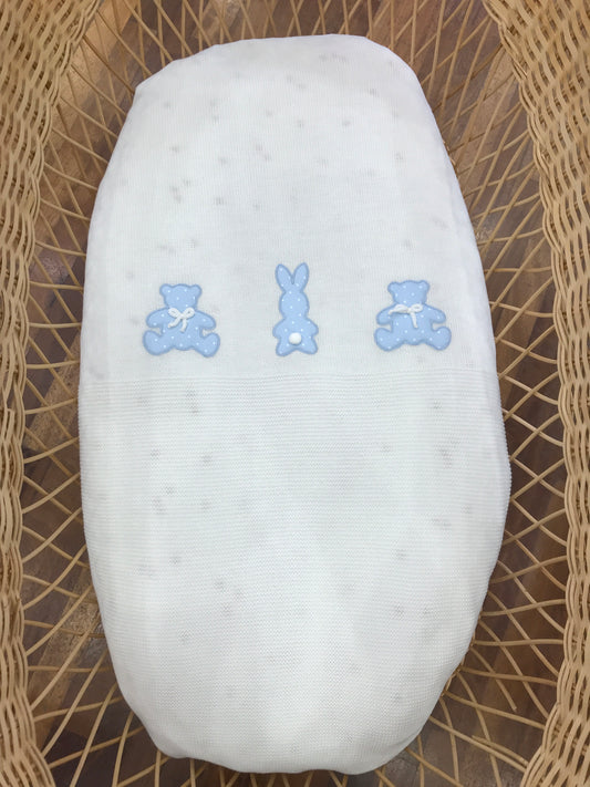 Coperta Baby Lord in lana panna con applicazione di orsetti e coniglio celeste a pois