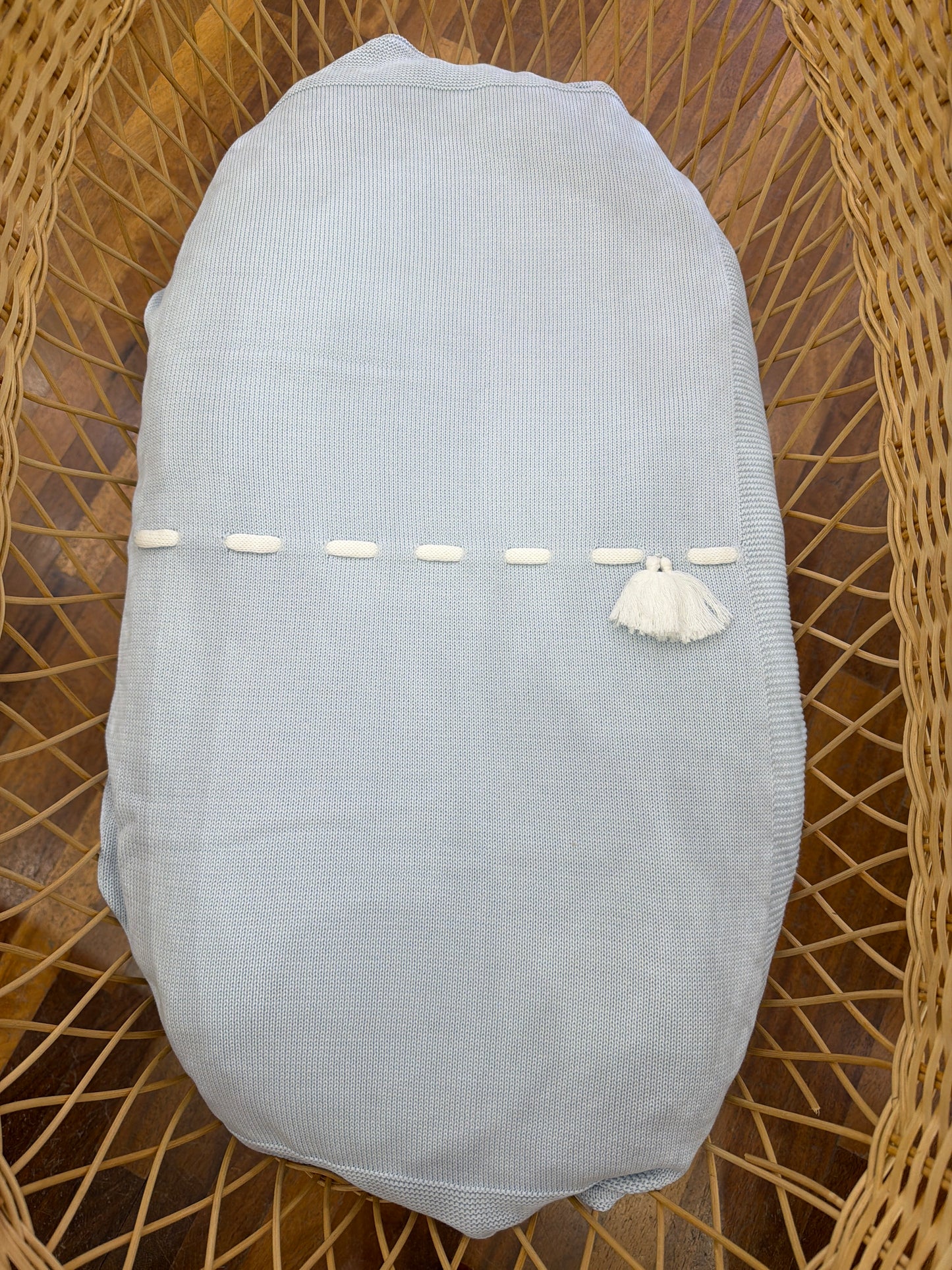 Coperta Baby Lord in filo celeste con passanastro bianco con nappina sul davanti