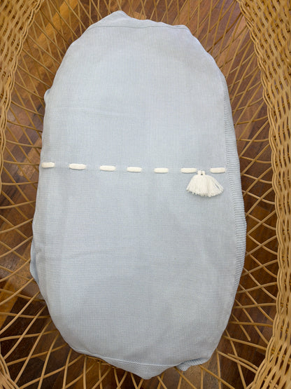 Coperta Baby Lord in filo celeste con passanastro bianco con nappina sul davanti