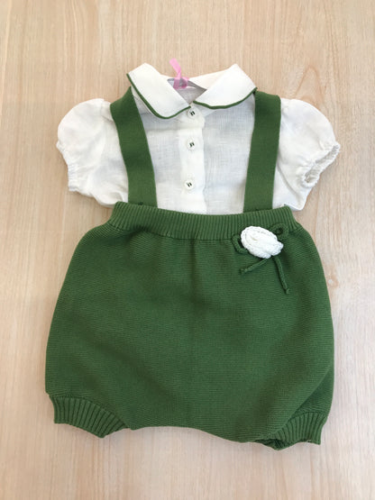 Completo Colori Chiari salopette verde con bretelle e fiore bianco con camicina bianca mezza manica