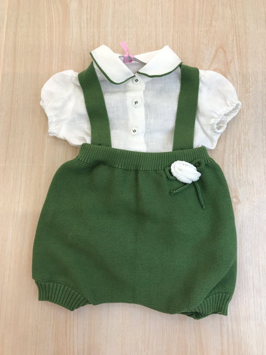 Completo Colori Chiari salopette verde con bretelle e fiore bianco con camicina bianca mezza manica