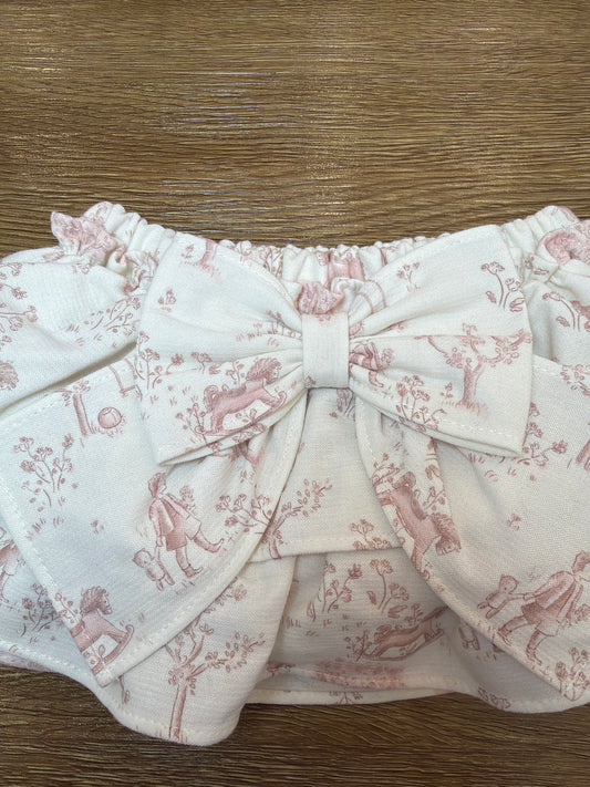 Culotte in caldo cotone con fantasia e doppia balza porta sul retro un fiocco con la stessa fantasia.
