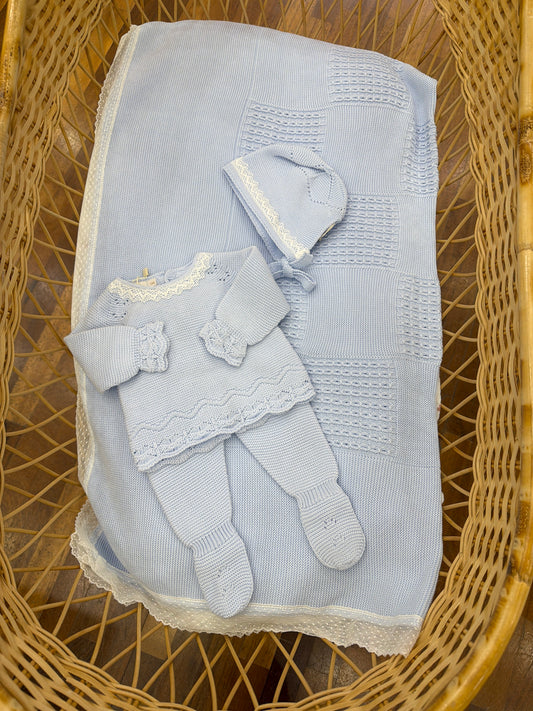 Coordinato nascita PCS in filo coperta con valancienne al bordo con tutina due pezzi e cuffia abbinata