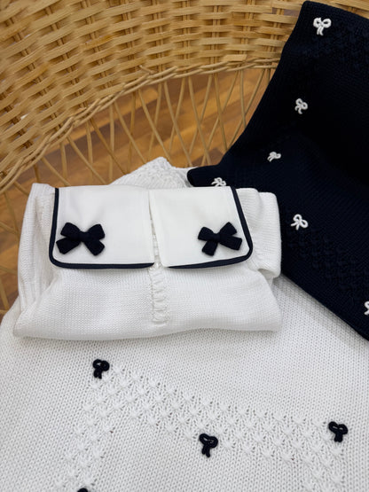 Coordinato nascita Colibrì bianco e blu con nodi d'amore ricamati a mano tutina intera stile marinaretto