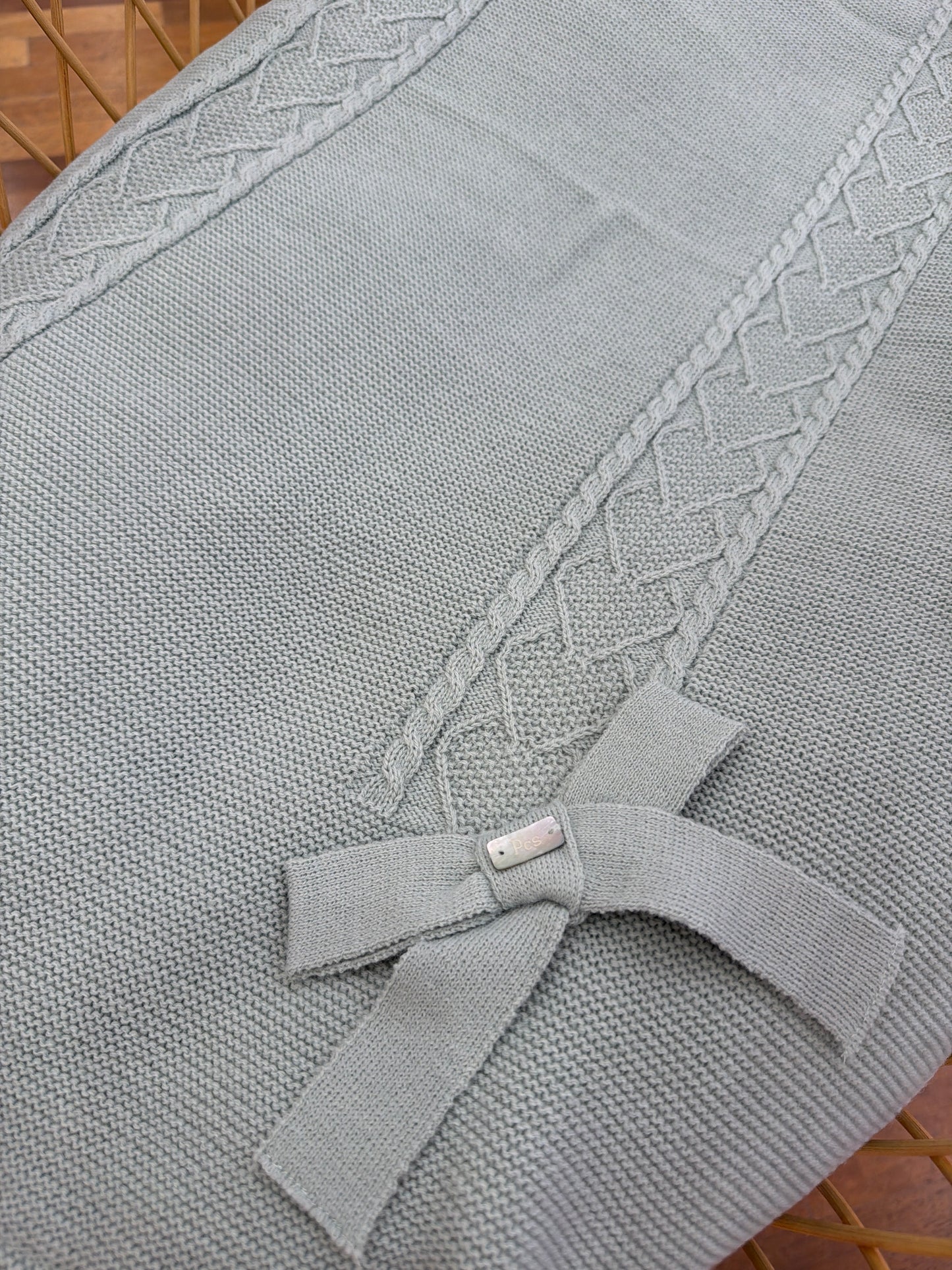 Coperta PCS con lavorazione centrale di trecce e cuori ricamati con fiocco laterale