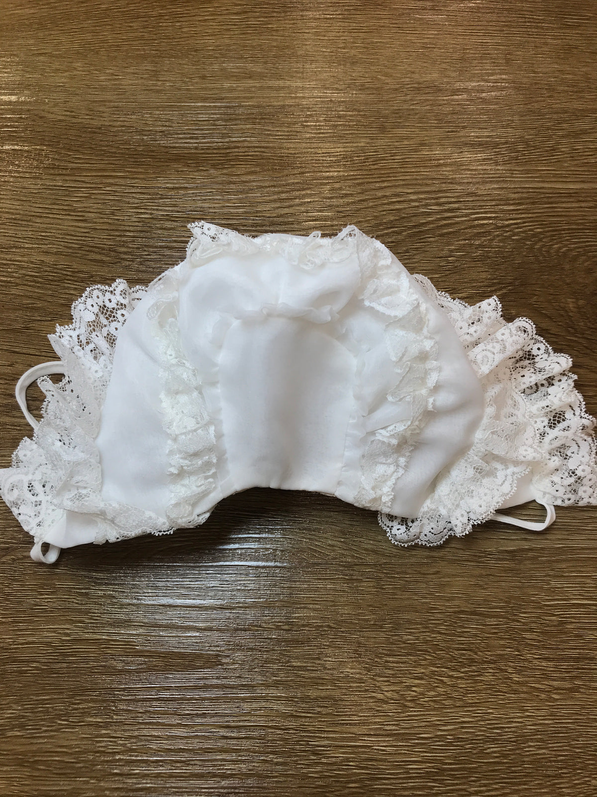Cuffia Pure panna completamente ricoperta da pizzo con laccio sotto collo