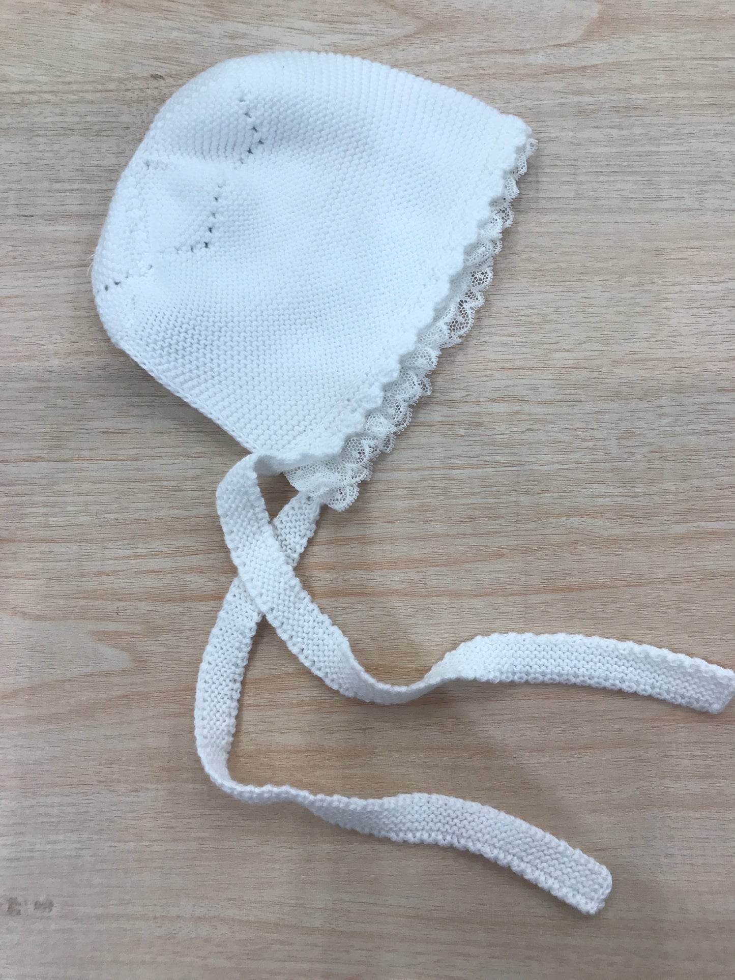 Cuffia PCS in filo bianca con ricamo e applicazione di pizzo