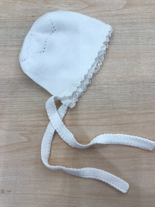Cuffia PCS in filo bianca con ricamo e applicazione di pizzo