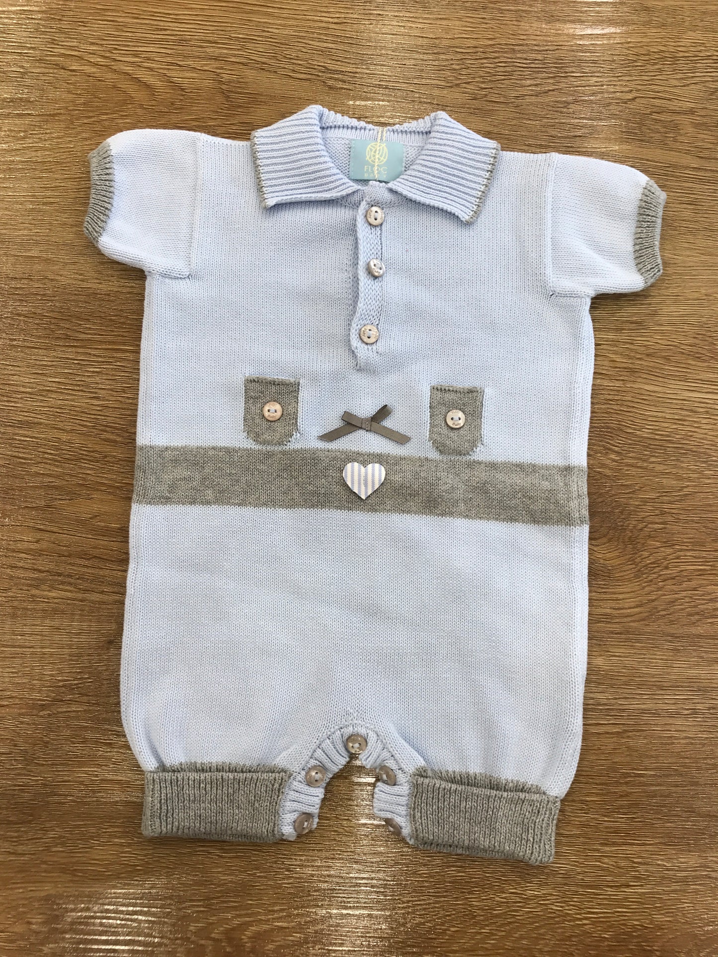 Pagliaccetto Floc Baby in filo celeste con rifiniture in grigio