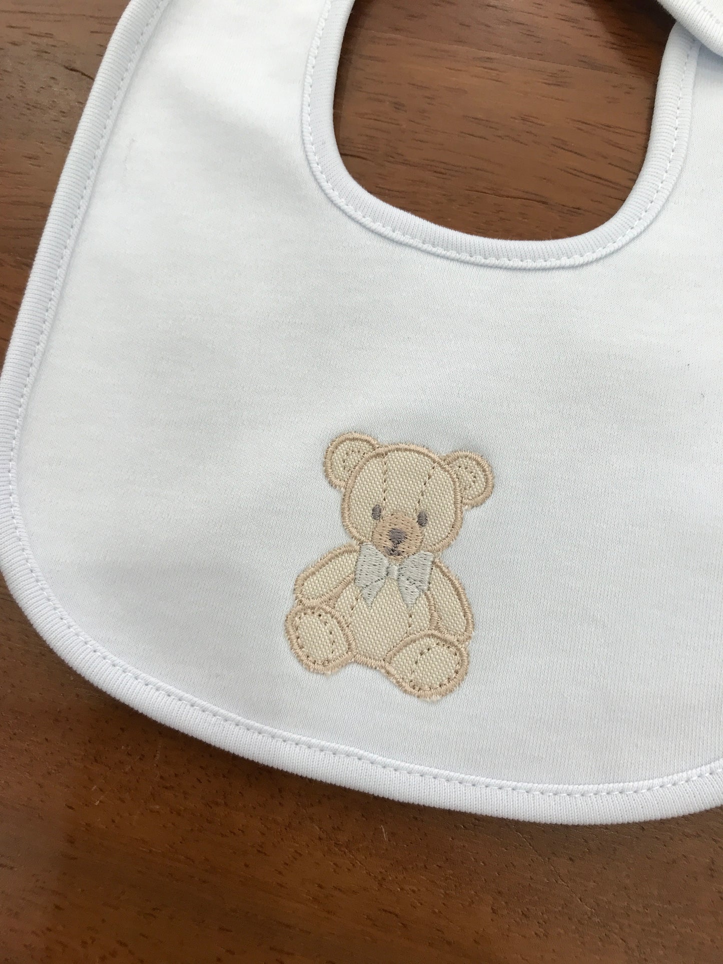 Bavetta Baby Gi in cotone con orsetto ricamato al centro con fiocchetto