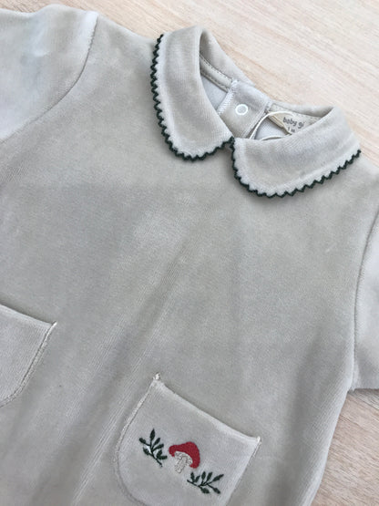 Tutina Baby Gi in ciniglia tortora intera con colletto ricamato in verde e sul davanti due taschine una con fungo ricamato