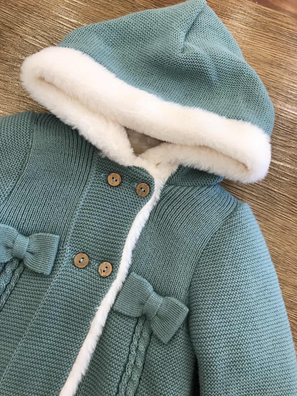 Cappotto PCS verde con fiocchetti e trecce con cappuccio e pelliccia interna