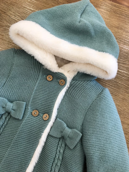 Cappotto PCS verde con fiocchetti e trecce con cappuccio e pelliccia interna