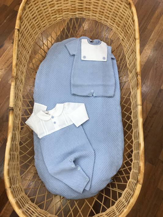 Coordinato nascita Paz Rodriguez in filo celeste copertina lavorata in maglia tutina in filo e lino bianco e pagliaccetto