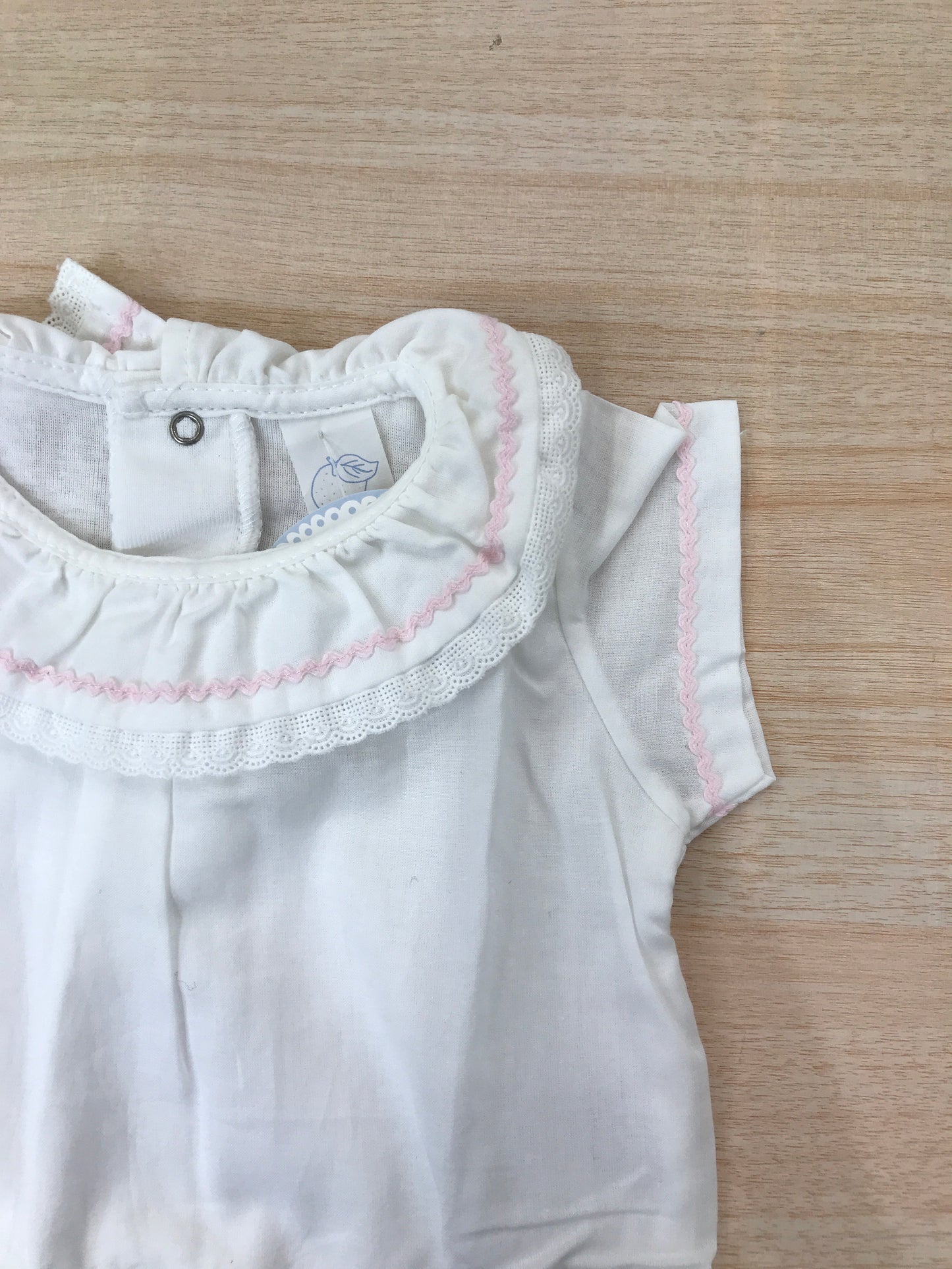 Body Laranjinha in cotone mezza manica effetto camicia ricamata in rosa con collo con rusche ricamata