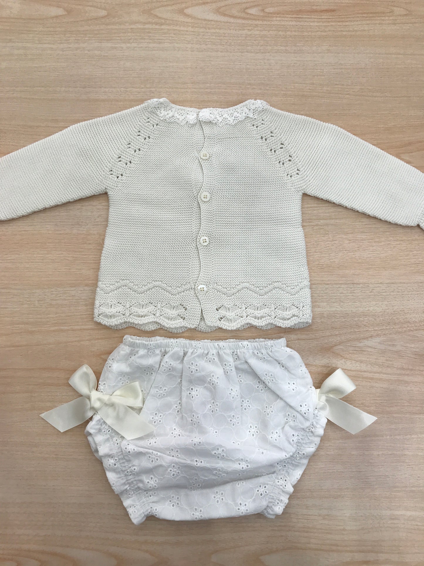 Completo PCS in filo manica lunga con rusche al collo con fiocco centrale con culotte in san gallo con fiocchi laterali