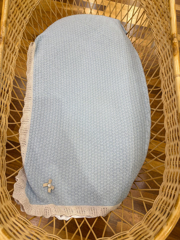Coperta Paz Rodriguez in lana celeste con rouche al bordo tortora con lavorazione a maglia