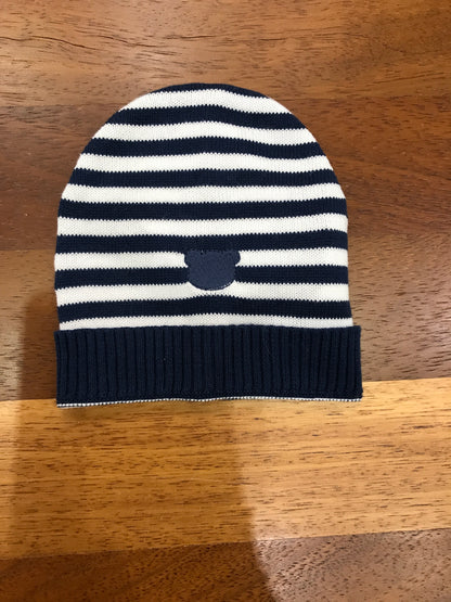 Cappello Nanan in filo a righe bianche e blu con orsetto centrale ricamato