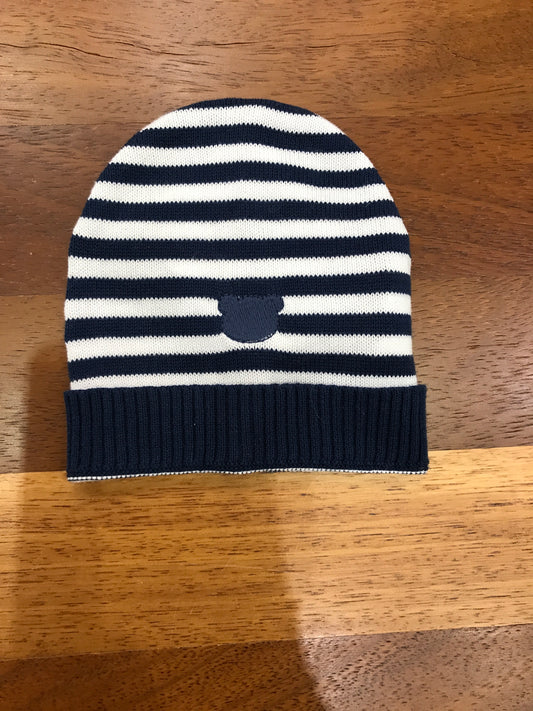 Cappello Nanan in filo a righe bianche e blu con orsetto centrale ricamato