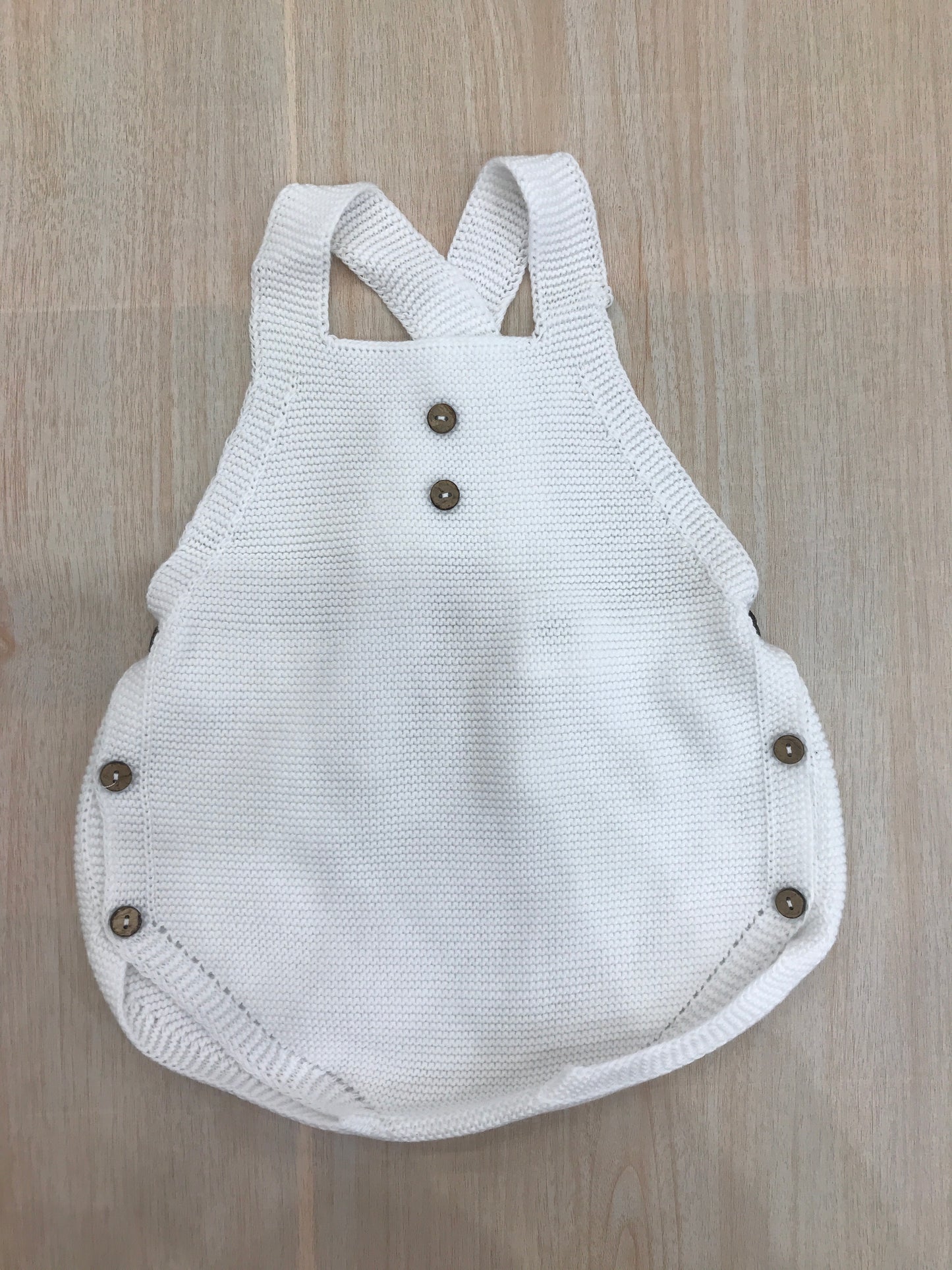 Salopette PCS in filo bianca con bretelle ad incrocio sul retro con bottoncini marroni sul retro e sul davanti