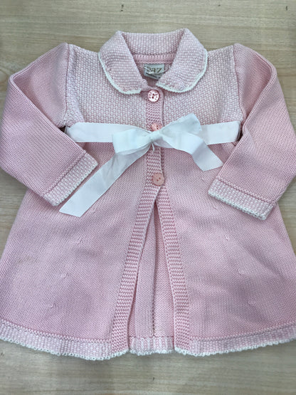 Cappotto Paz Rodriguez in filo rosa con bottoncini e nastro bianco in vita