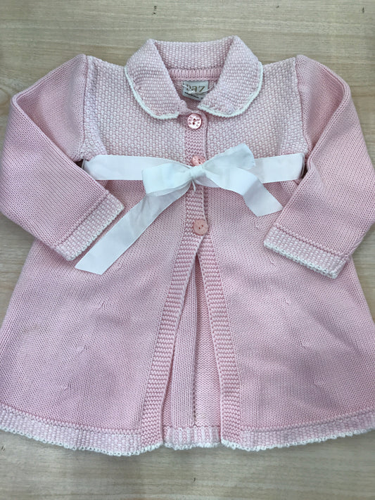 Cappotto Paz Rodriguez in filo rosa con bottoncini e nastro bianco in vita