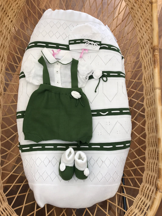 Coordinato nascita Colori Chiari in filo bianco e verde con lavorazione e piccoli fiori bianchi