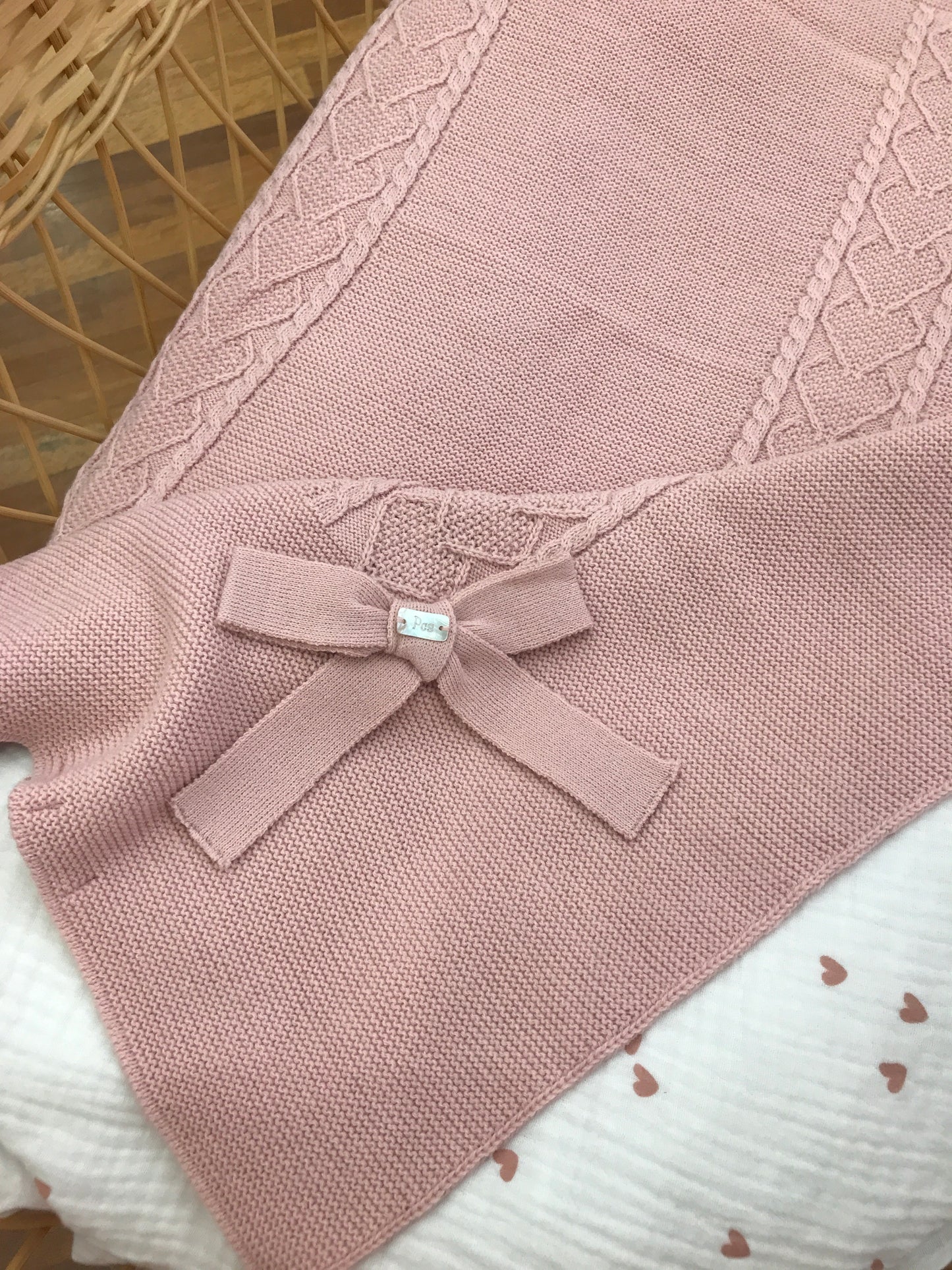 Coperta PCS con lavorazione centrale di trecce e cuori ricamati con fiocco laterale
