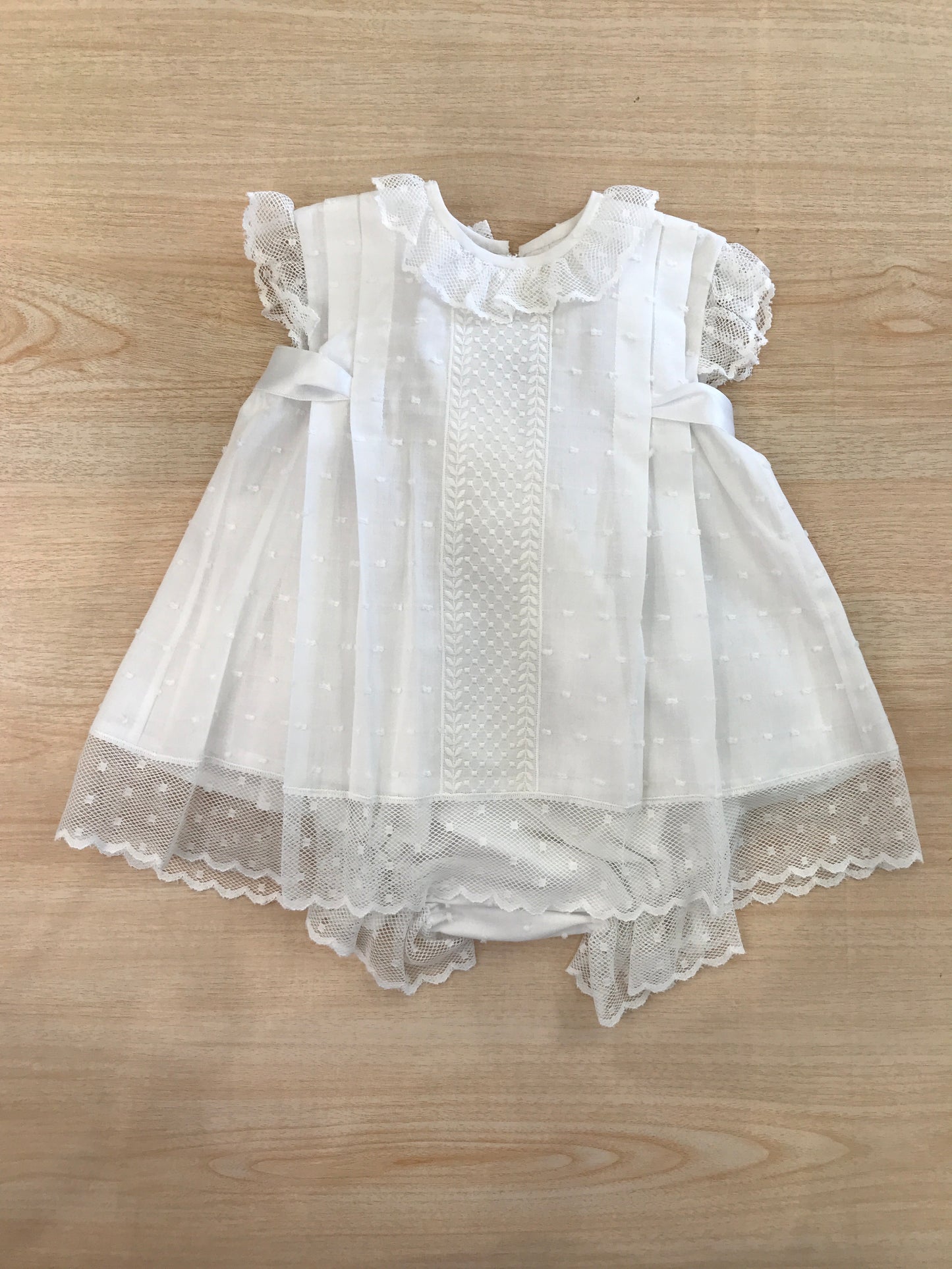 Abito Belan in cotone bianco mezza manica con colletto con rusche con pizzo al bordo con culotte abbinata