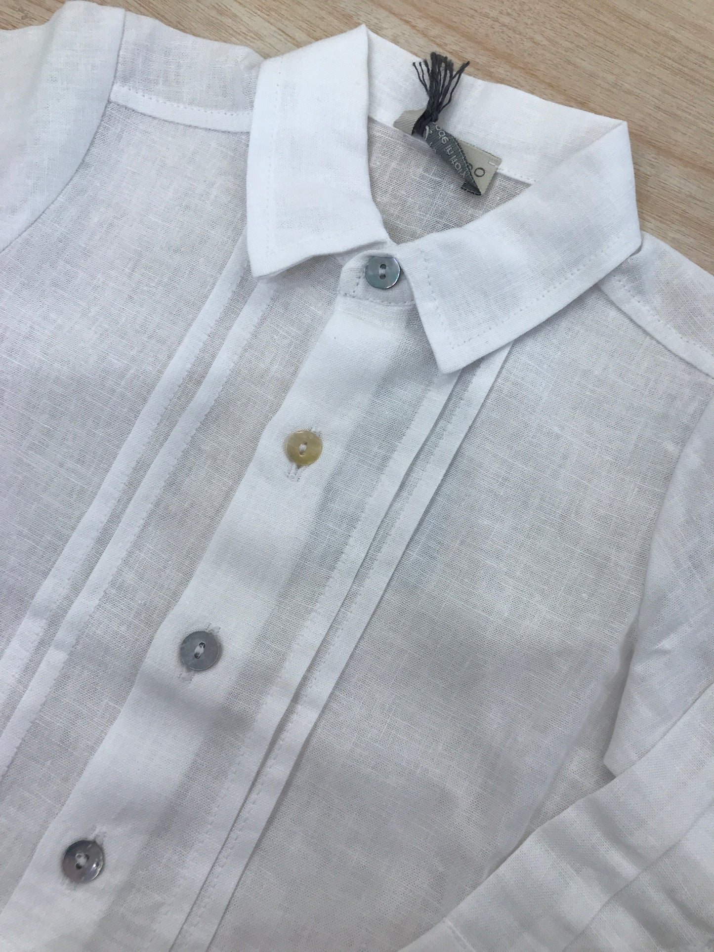 Camicia Jo Milano in lino bianco manica lunga con pieghe sul davanti e bottoncini madreperla