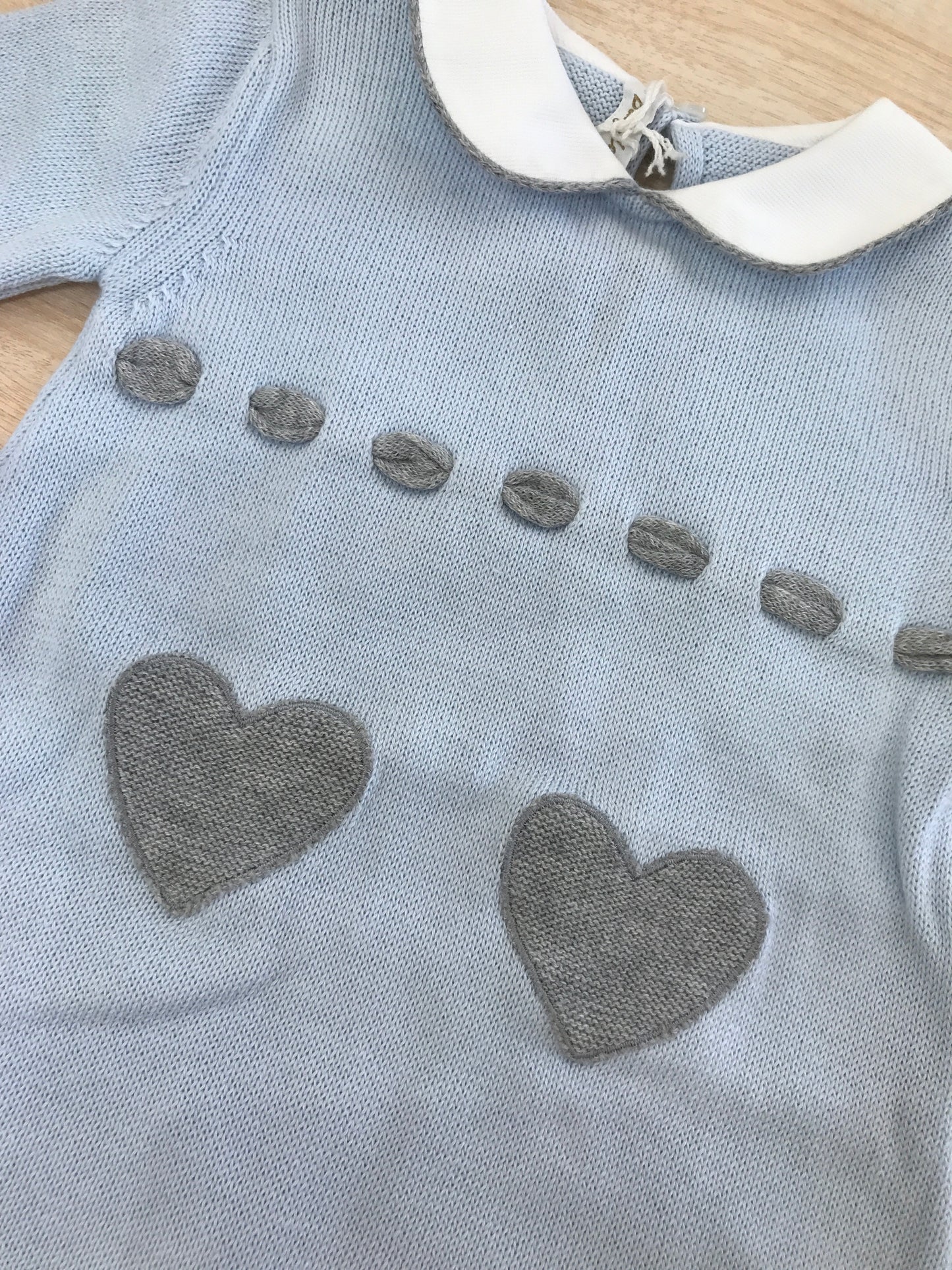 Tutina Baby Lord in filo celeste con passanastro grigio e cuoricini al centro