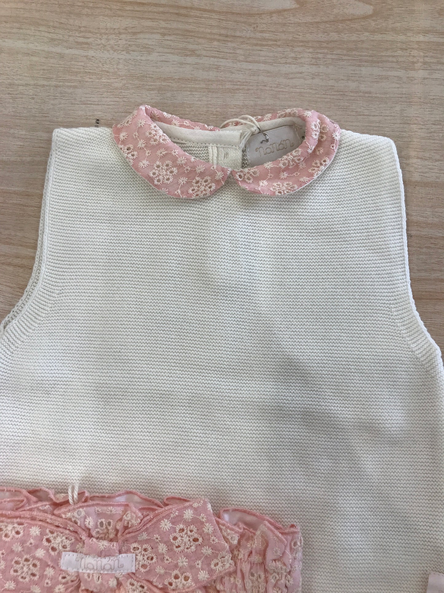 Completo Nanan due pezzi in filo di cotone smanicato con colletto in san gallo rosa culotte in san gallo con fiocco