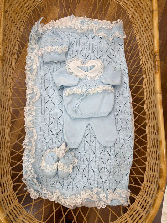 Coordinato nascita Bebè di Almy in filo coperta traforata con pizzo al bordo cappellino babbucce e completino due pezzi con pizzo abbinati alla coperta e delicati dettagli traforati