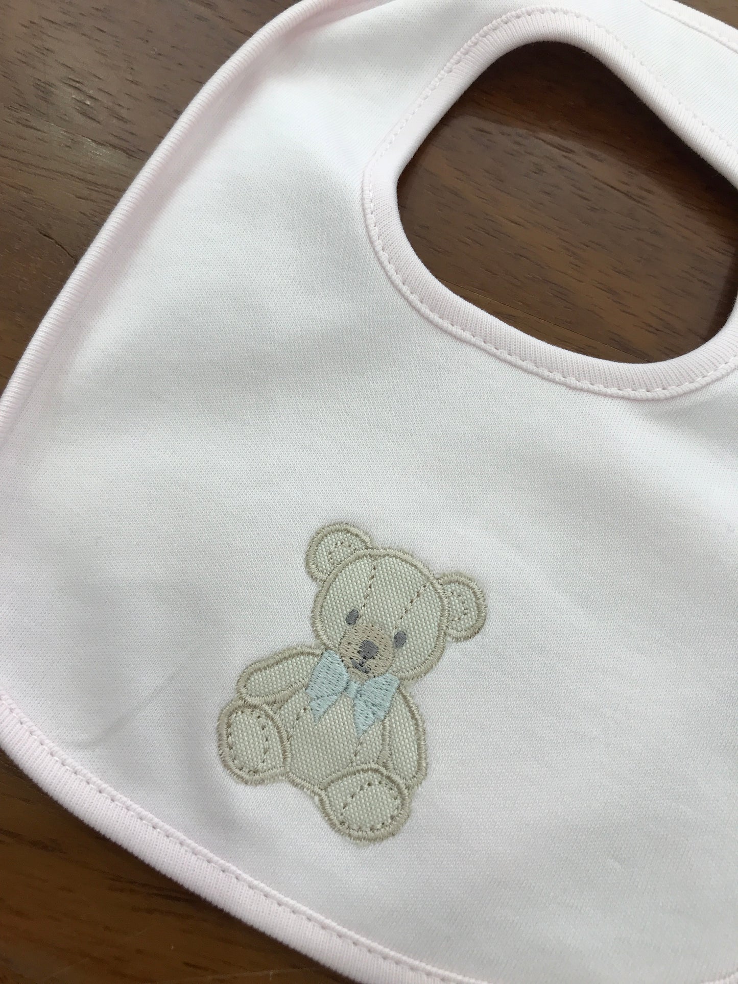 Bavetta Baby Gi in cotone con orsetto ricamato sul davanti