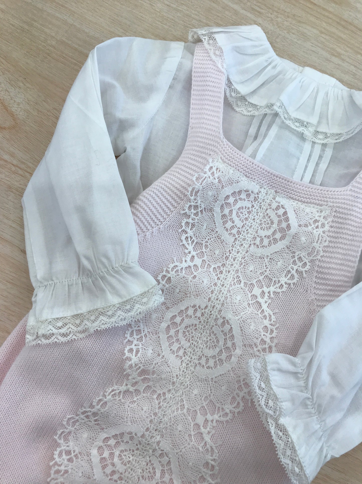 Completo Martin Aranda salopette con bretelle e ricamo centrale in filo con camicia bianca con rusche manica lunga