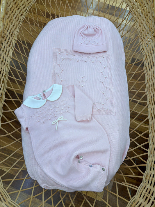 Coordinato nascita Baby Lord in lana con lavorazione di punto smock bianco su coperta tutina intera e cappellino