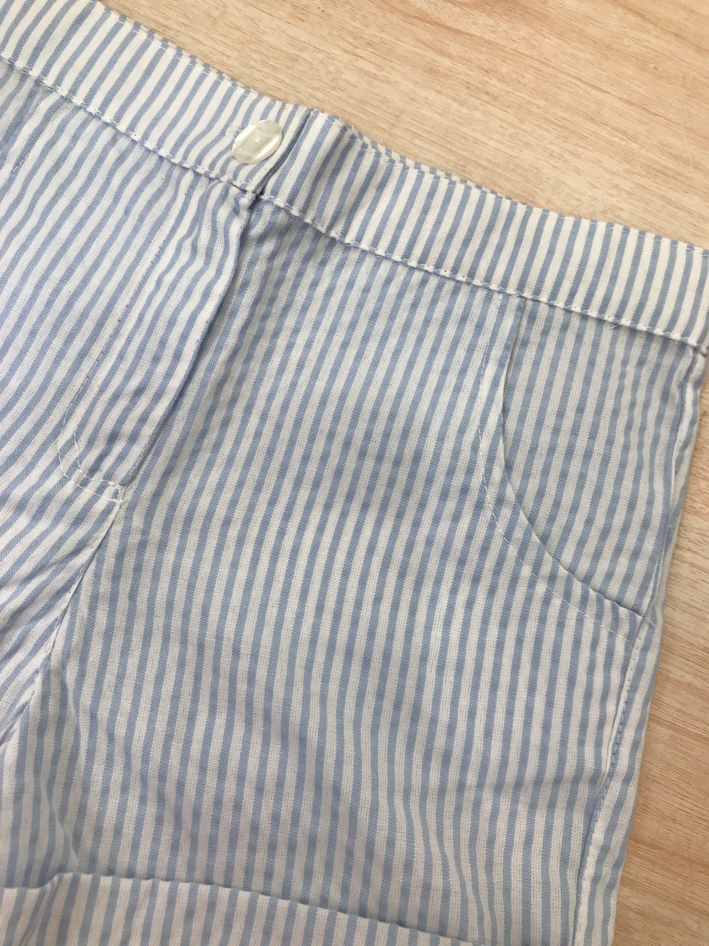 Pantalone Coccodè in cotone a righe bianche e celesti con risvolto e tasche laterali