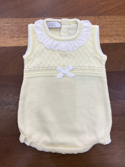 Pagliaccetto Paz Rodriguez in filo giallo con lavorazione a maglia sul petto con collo con rusche smerlata bianca