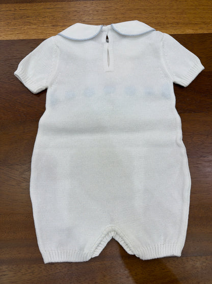 Pagliaccetto Baby Lord in filo bianco con passanastro celeste e fiocco centrale sul davanti mezza manica collo tondo bianco